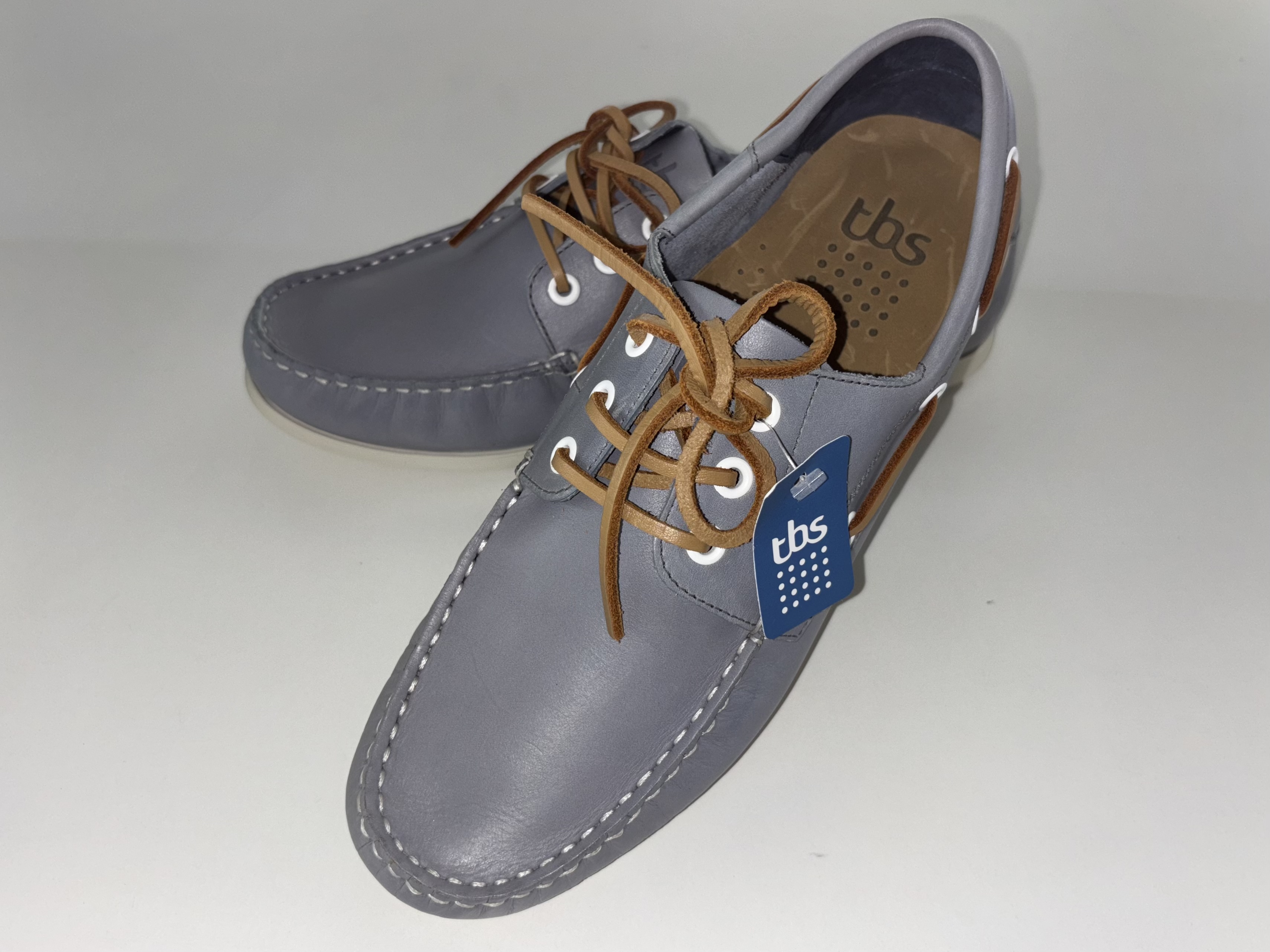 TBS Bootsschuhe Arnhems Größe 43, Leder hellgrau "Nuage", weiße rutschfeste Sohle TBS Bootsschuhe Arnhems Größe 43, Leder hellgrau "Nuage", weiße rutschfeste Sohle
