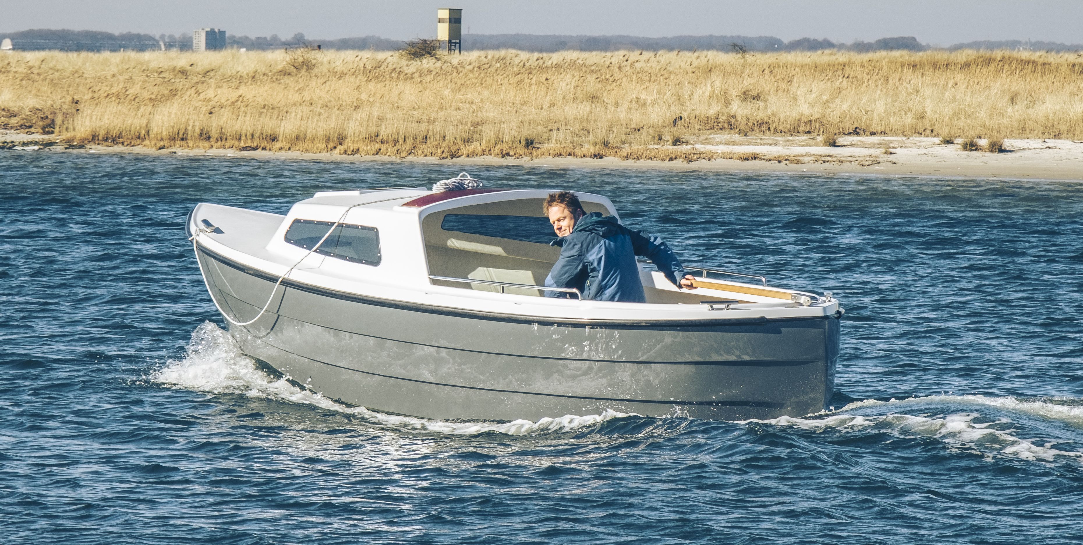 Vermietung Elektroboot | Angelboot Danel 505 (5,05m x 2m mit Kojen und Verdeck) - 1 Tag