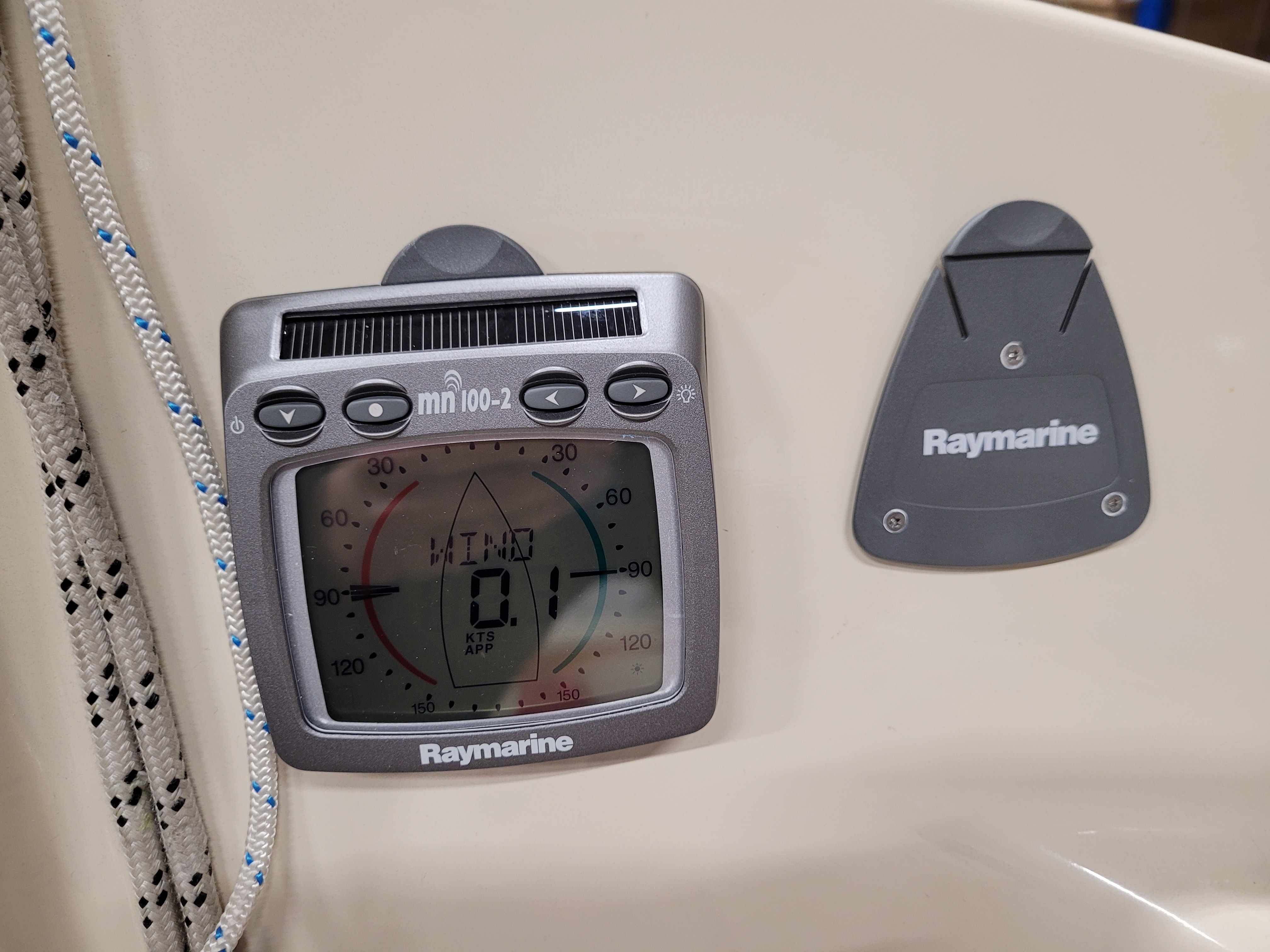 Die Abdeckung ist eigentlich nicht nötig, weil das Display ja mit ins Innere genommen wird - mit einem Cutter kann man sie aber auch für den Schwalbenschwanz passend machen :-)