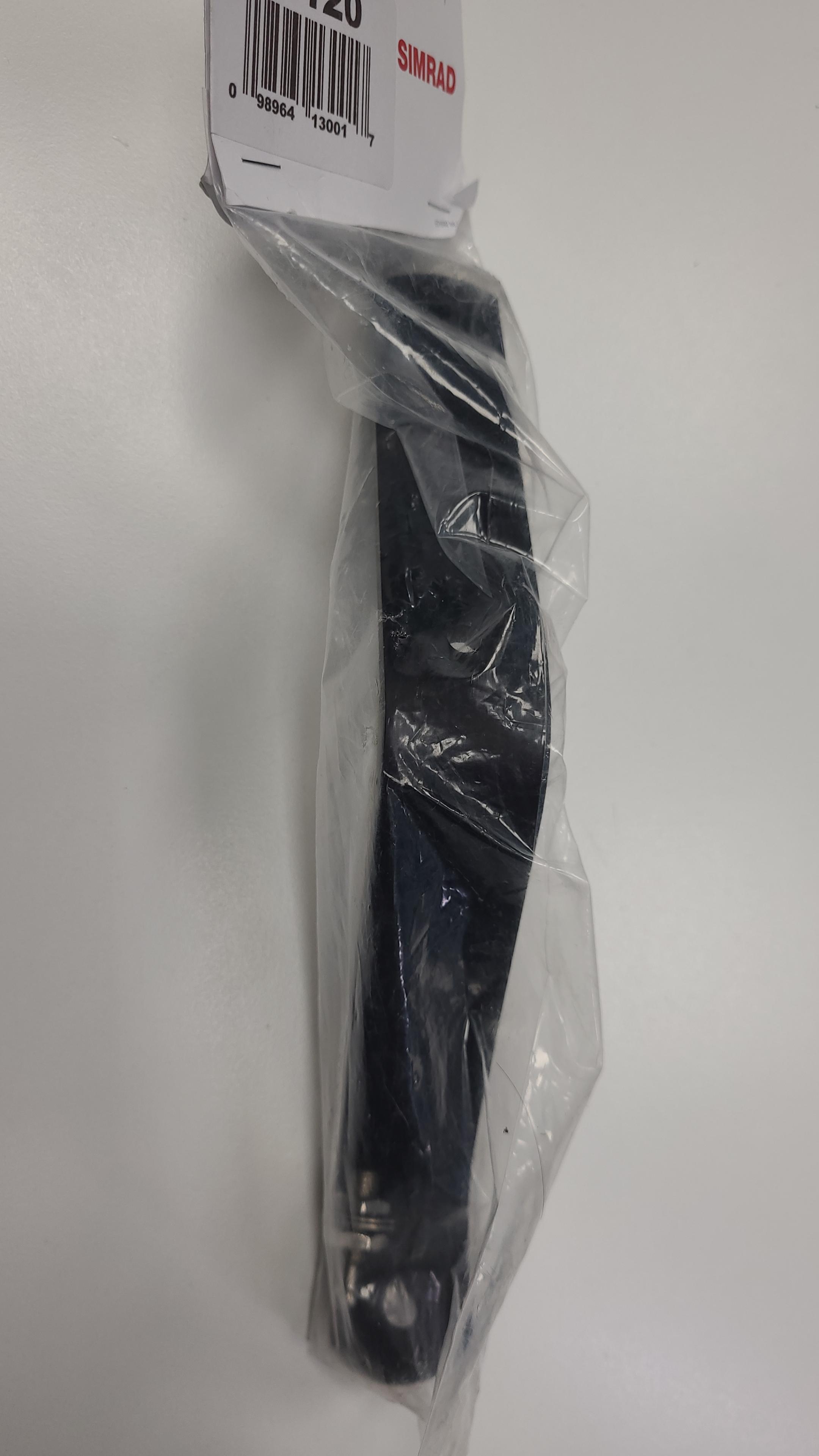 Die Schrauben für die Montage an der Pinne müssen passend zum Material ausgewählt werden. Vorbohren nicht vergessen!