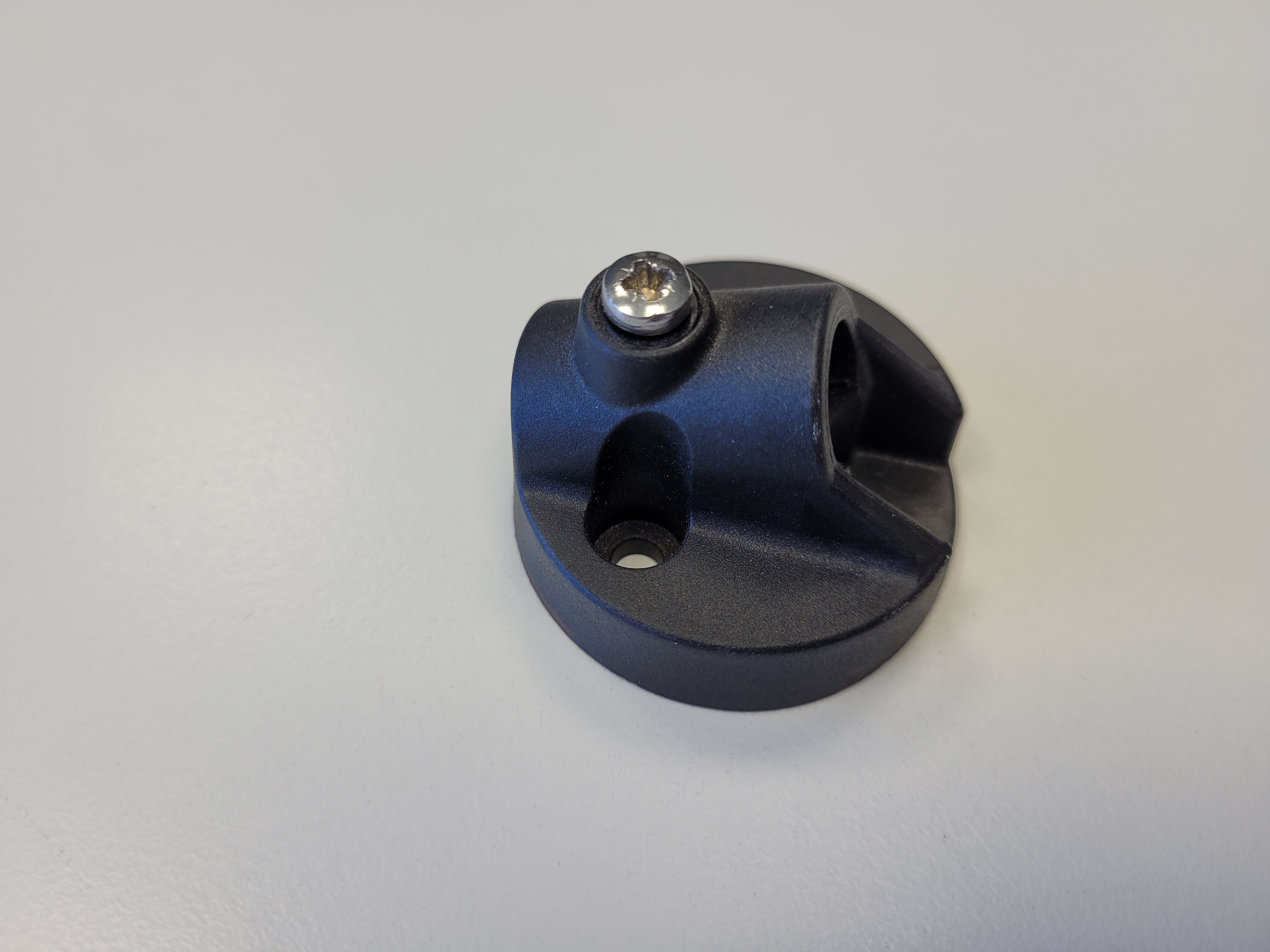 Raymarines drahtlose Windmessanlage (Tacktick) wird auf dem Arm montiert, der auf dieser Montageplatte sitzt