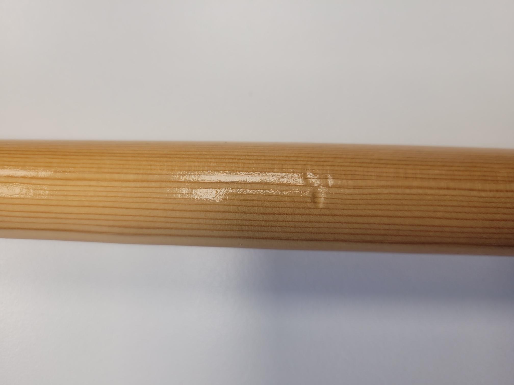 Flaggenstock Kiefer mit Mahagoni-Knopf und Leinenführung, lackiert, ganz leichte Lagerspuren, 125cm x 25 mm