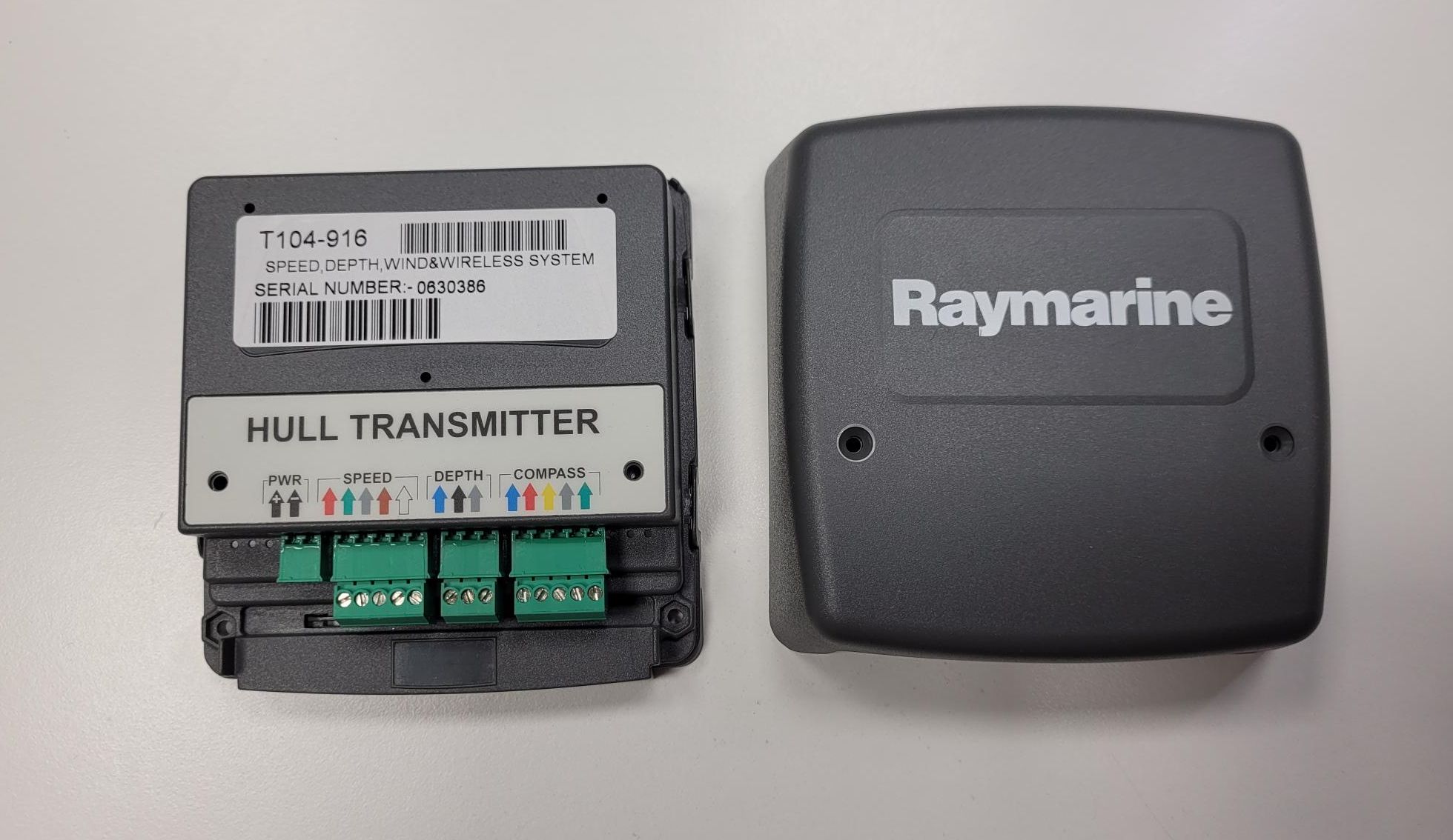 Rumpf-Transmitter für das kabellose Tacktick-System von Raymarine. Klein, leicht, einfach zu installieren und bei Bootspunkt.de zu vernünftigen Preisen