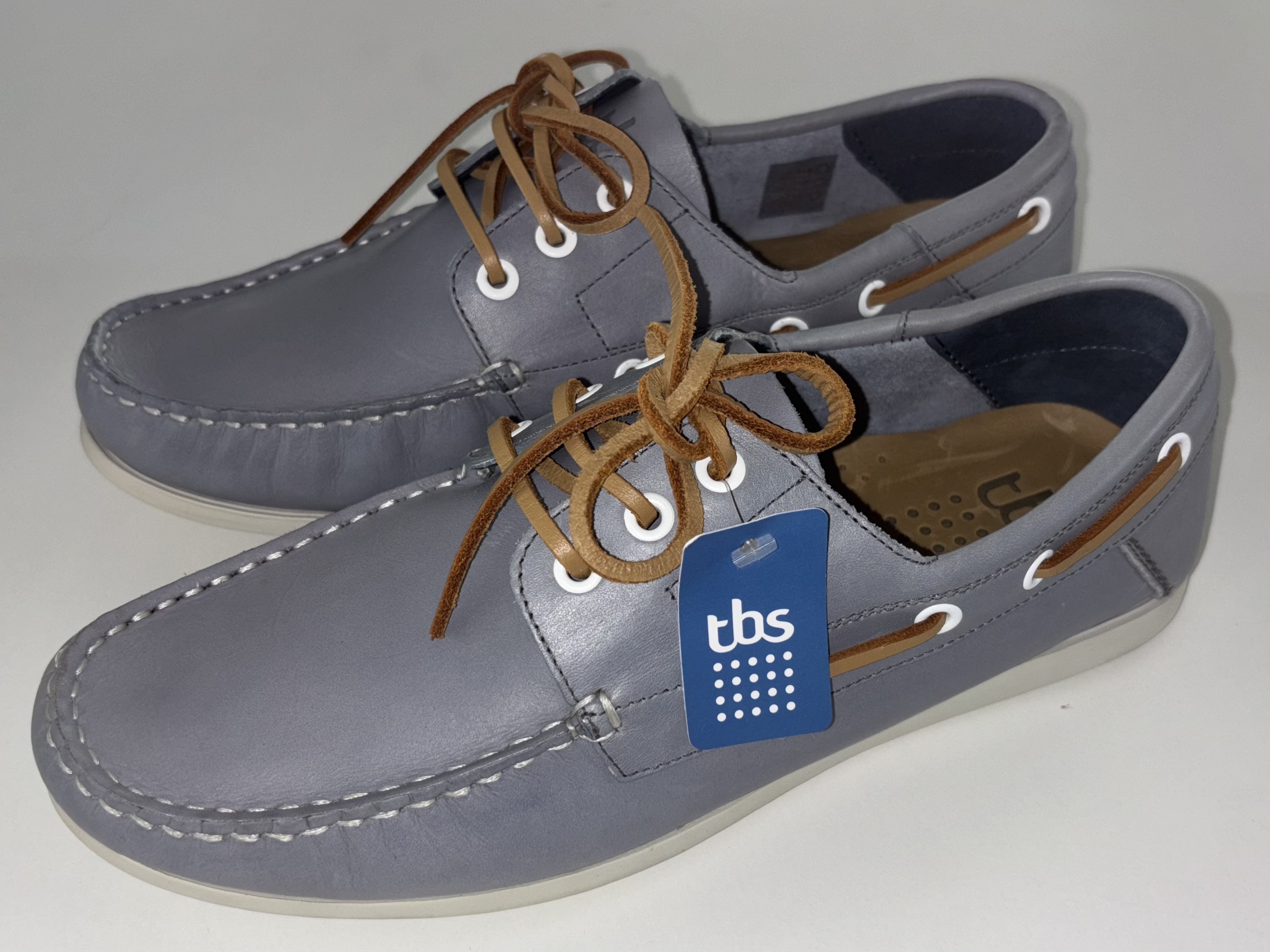 TBS Bootsschuhe Arnhems Größe 43, Leder hellgrau "Nuage", weiße rutschfeste Sohle TBS Bootsschuhe Arnhems Größe 43, Leder hellgrau "Nuage", weiße rutschfeste Sohle