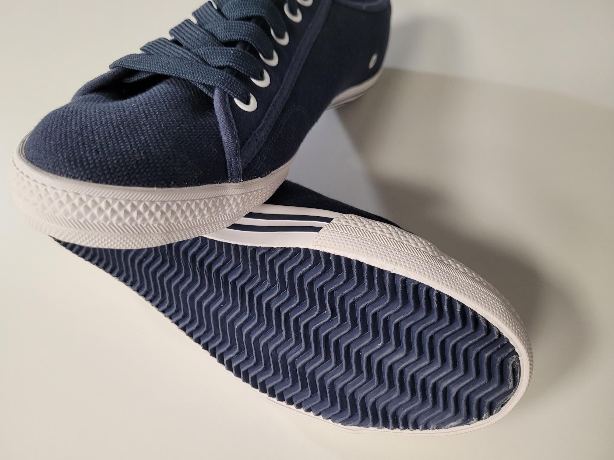 Zu T-Shirt oder Jacket- Navy blau geht immer HELLY HANSEN Bootsschuhe Fjord Canvas 41 Navy-blau/Weiss, Obermaterial atmungsaktives und schnelltrocknendes Textil, Größe 41
