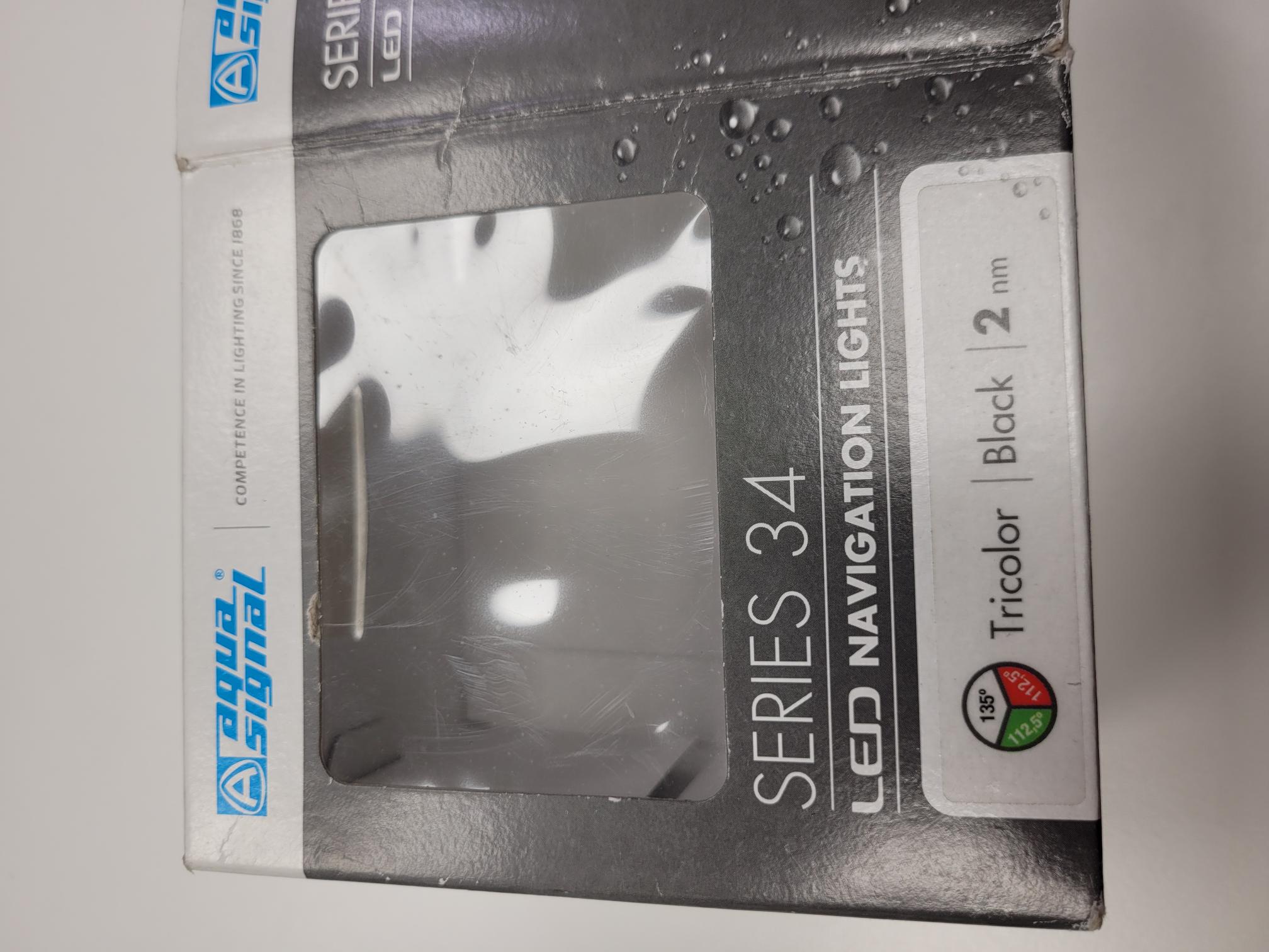 AQUASIGNAL Serie 34 LED-Positionslaterne Tricolor (Masttopp-Dreifarben-Laterne), Gehäuse schwarz, für Boote und Yachten bis 20 m. 10-30V Eingangsspannung. Montageskizze / Bohrschablone enthalten.
