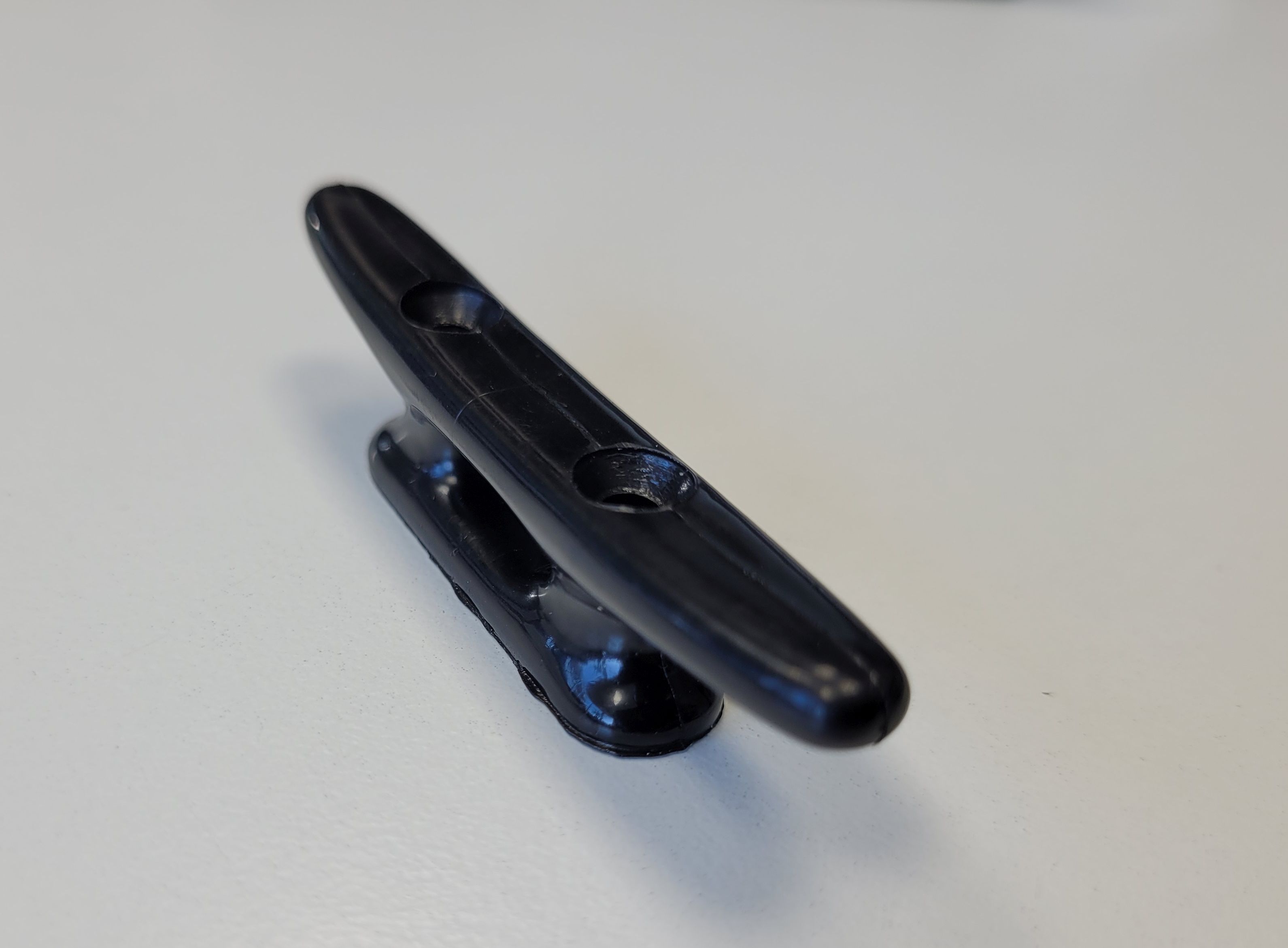 Klampe, Kunststoff Nylon, schwarz 73 mm zur universellen Befestigung von Tauen und Leinen an Bord