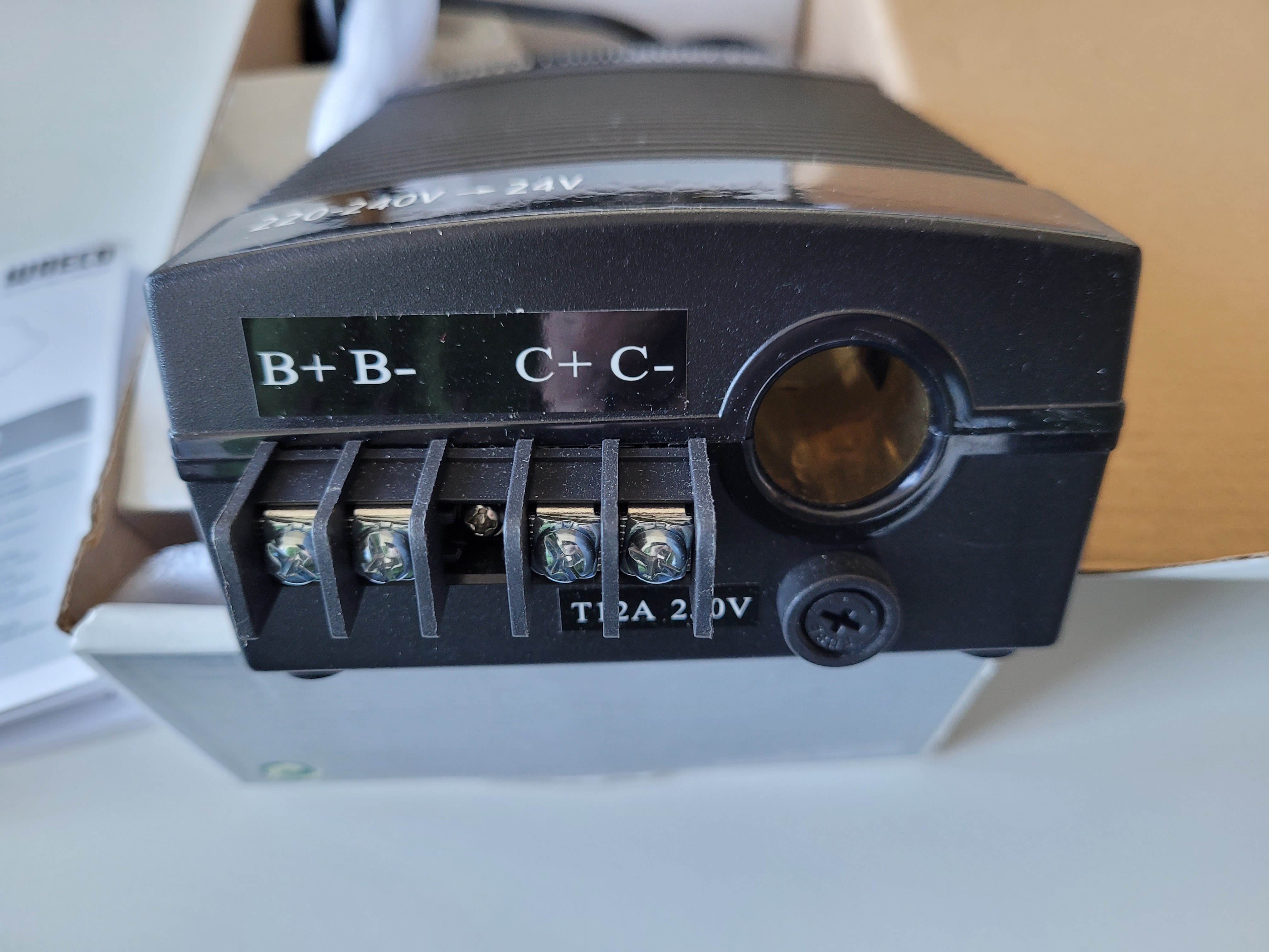 230V oder 24V oder 12V - je nach Angebot wird die Kühlbox oder der Kühlschrank mit Strom versorgt und man muss nicht umstecken oder sich darum kümmern.