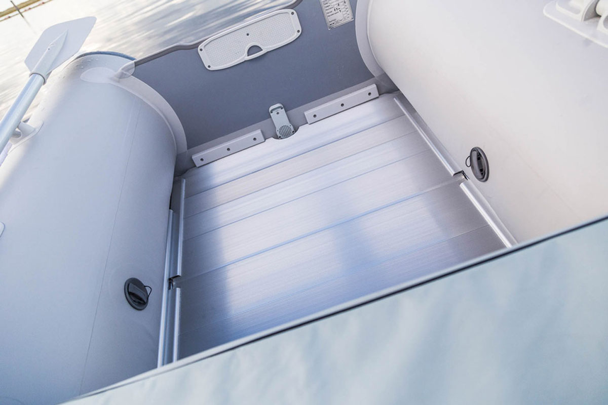 Eine ebene, stabile und griffige Standfläche ist vor allem beim Angeln vom Boot aus ein unschätzbarer Vorteil. Die Schlauchboote von Bootspunkt haben daher einen stabilen Luftboden (2,50m) oder eine robuste Aluminium-Einlage (leicht herausnehmbar)