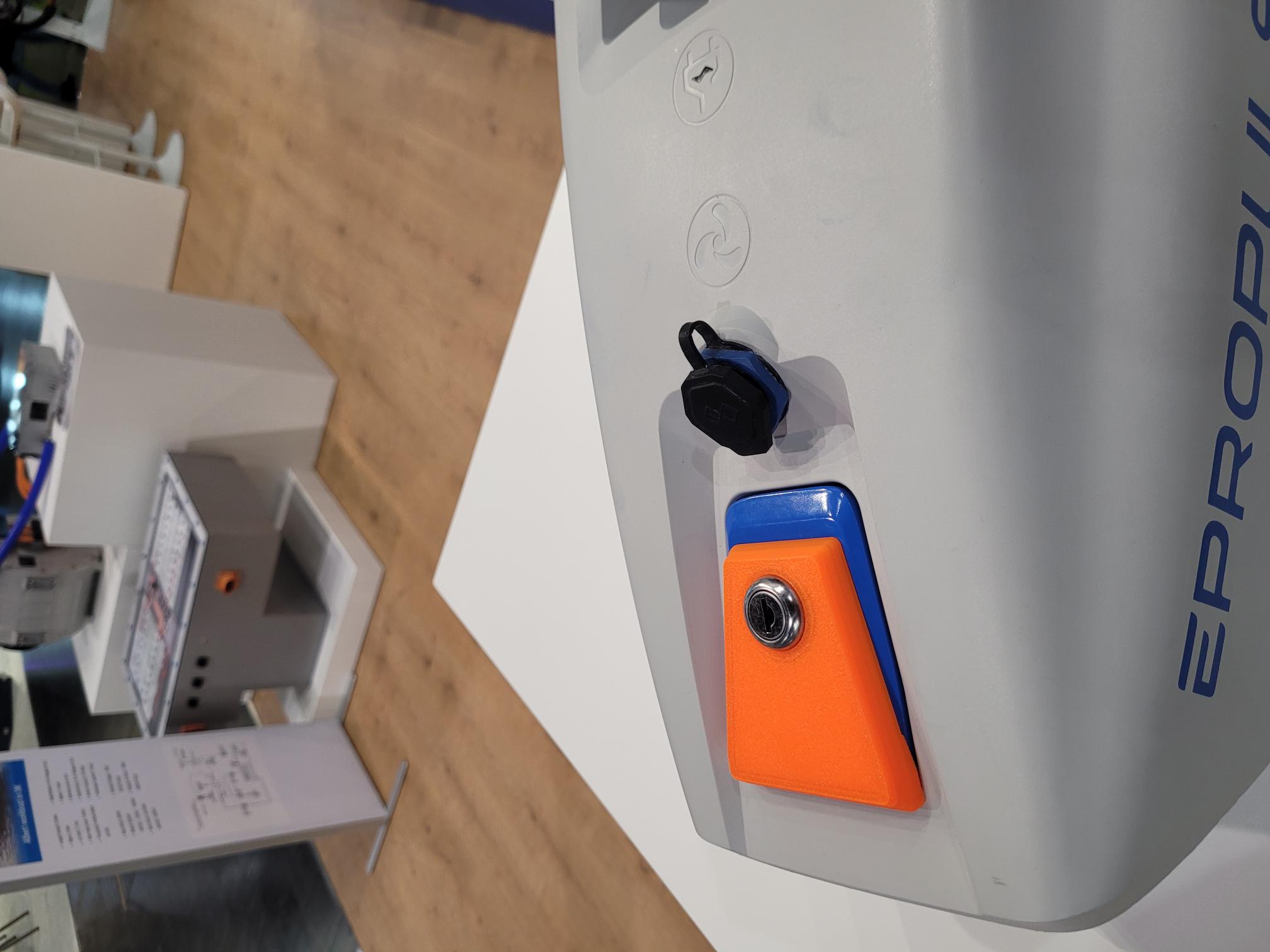 ePropulsion Spirit Batterie gegen Diebstahl sichern: Schloß bei Bootspunkt kaufen