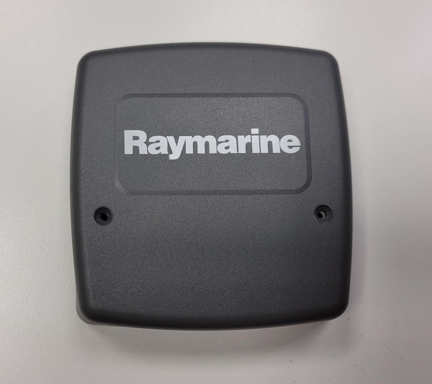 Rumpf-Transmitter für das kabellose Tacktick-System von Raymarine. Klein, leicht, einfach zu installieren und bei Bootspunkt.de zu vernünftigen Preisen